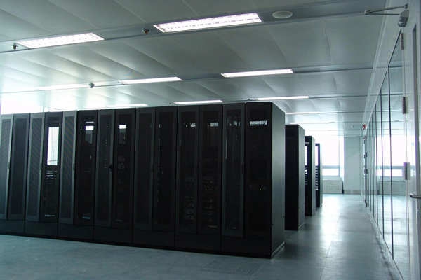 硬件監(jiān)測(cè)和軟件控制構(gòu)成了環(huán)境監(jiān)測(cè)系統(tǒng)！